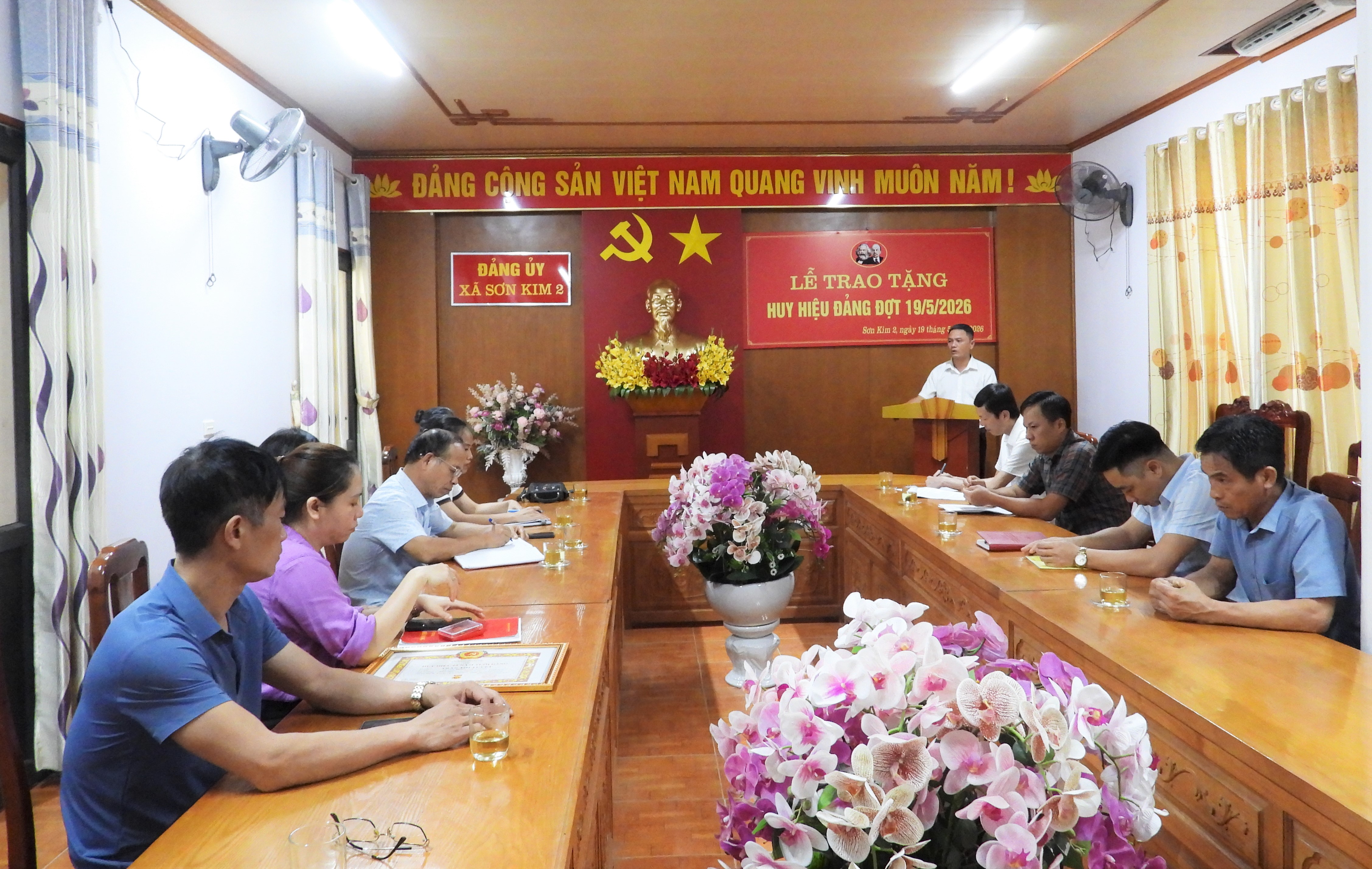  ĐẢNG ỦY XÃ SƠN KIM 2 TỔ CHỨC LỄ TRAO TẶNG HUY HIỆU ĐẢNG ĐỢT 19/05