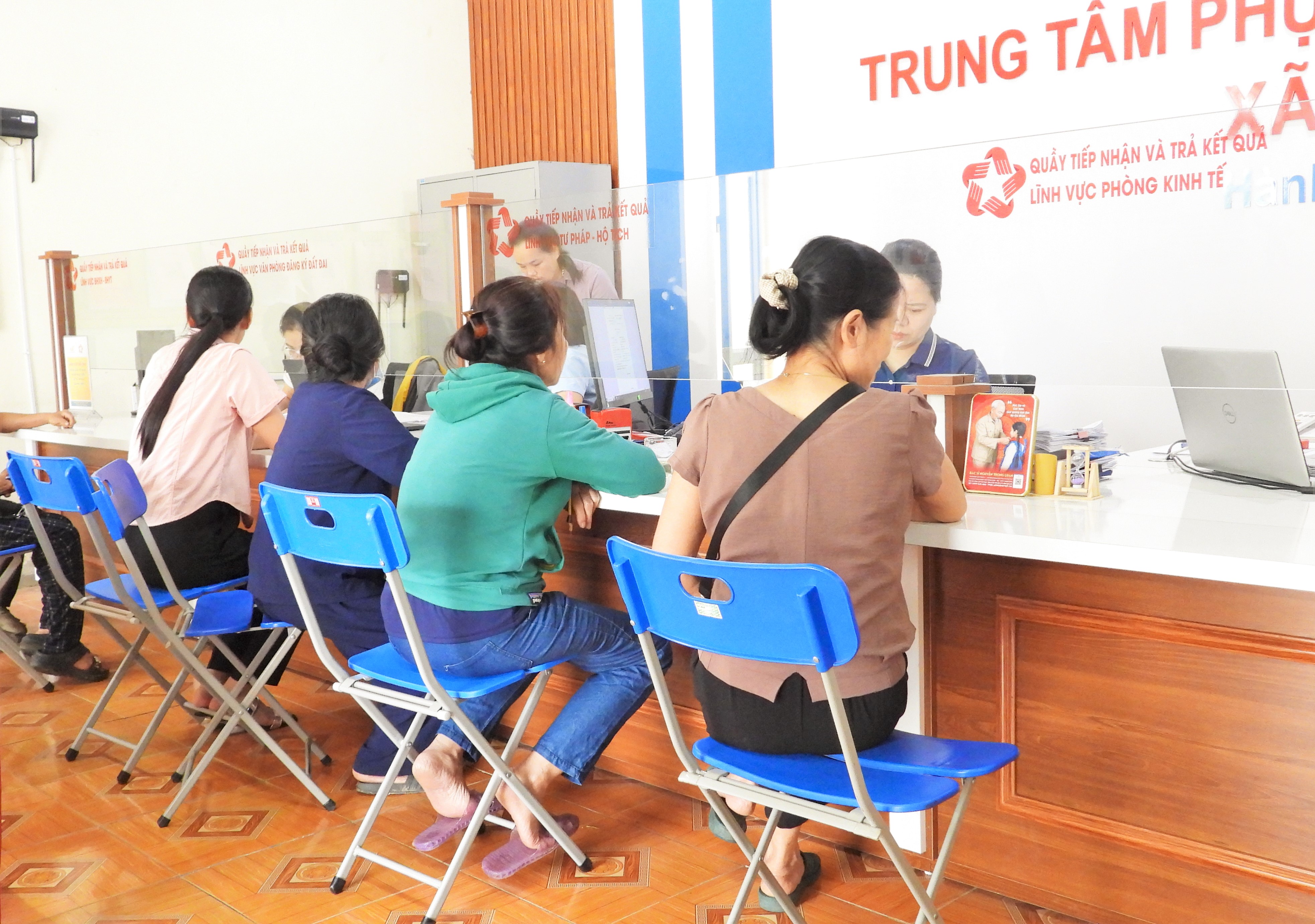SƠN KIM 2 ĐẨY MẠNH CHUYỂN ĐỔI SỐ, HỖ TRỢ NGƯỜI DÂN GIẢI QUYẾT THỦ TỤC BHXH VÀ THANH TOÁN KHÔNG DÙNG TIỀN MẶT