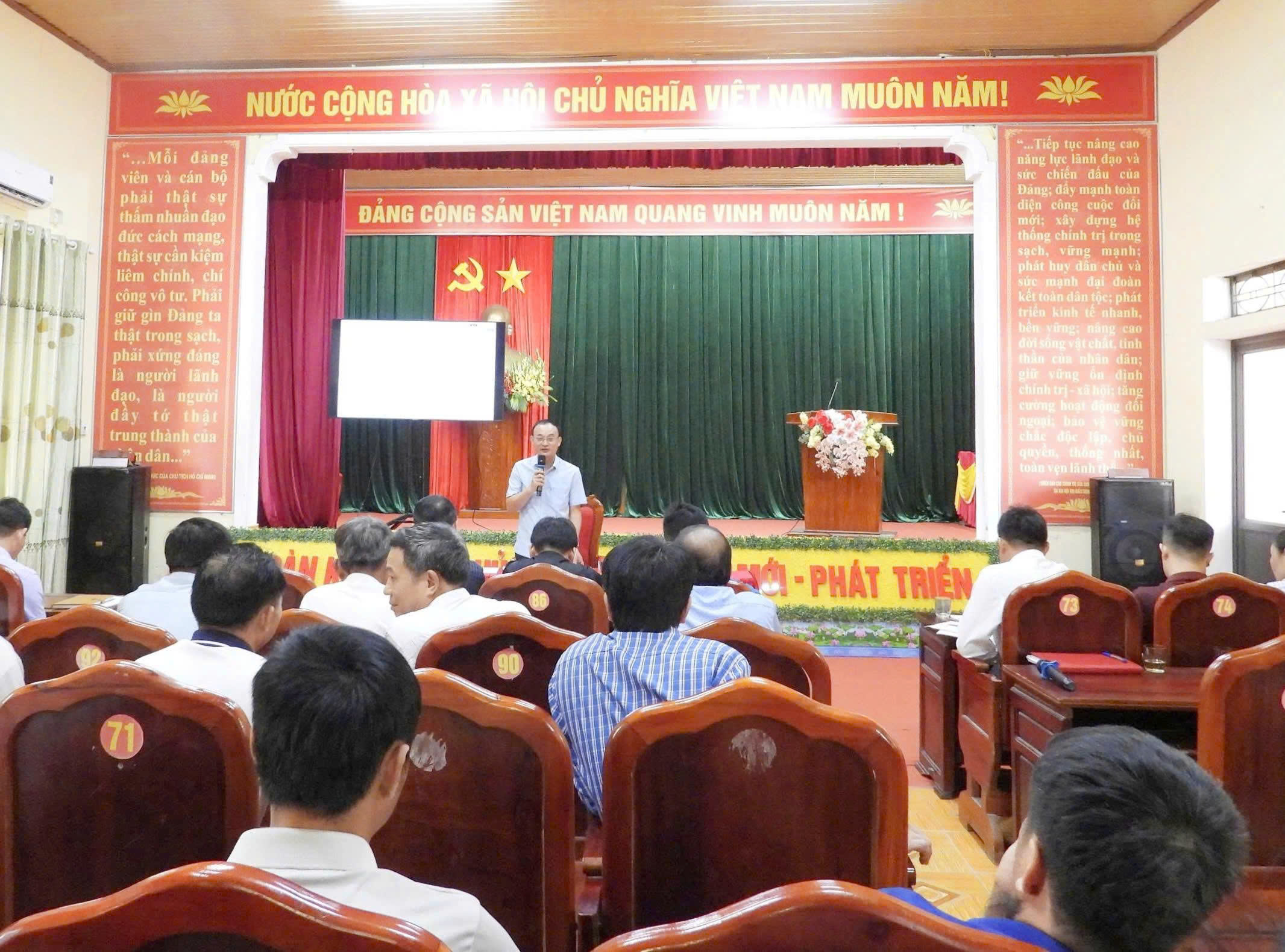 TRIỂN KHAI THỰC HIỆN SÁP NHẬP, SẮP XẾP THÔN THEO QUY ĐỊNH MỚI