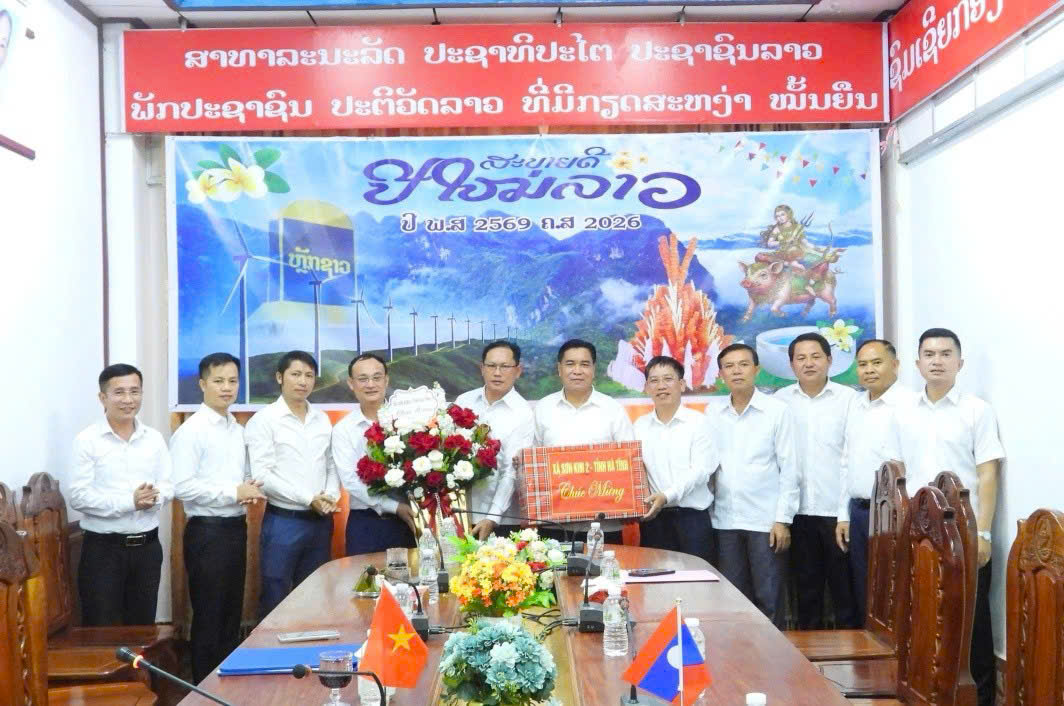 THẮM THIẾT TÌNH ĐOÀN KẾT VIỆT – LÀO NƠI BIÊN GIỚI SƠN KIM 2