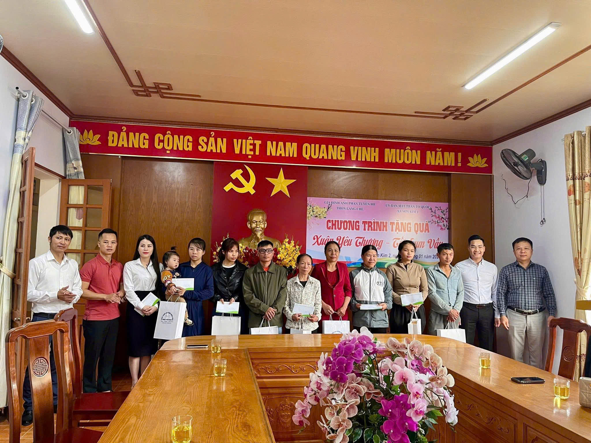 “LAN TỎA NGHĨA TÌNH, TRAO QUÀ HỖ TRỢ CÁC HOÀN CẢNH KHÓ KHĂN TRÊN ĐỊA BÀN”