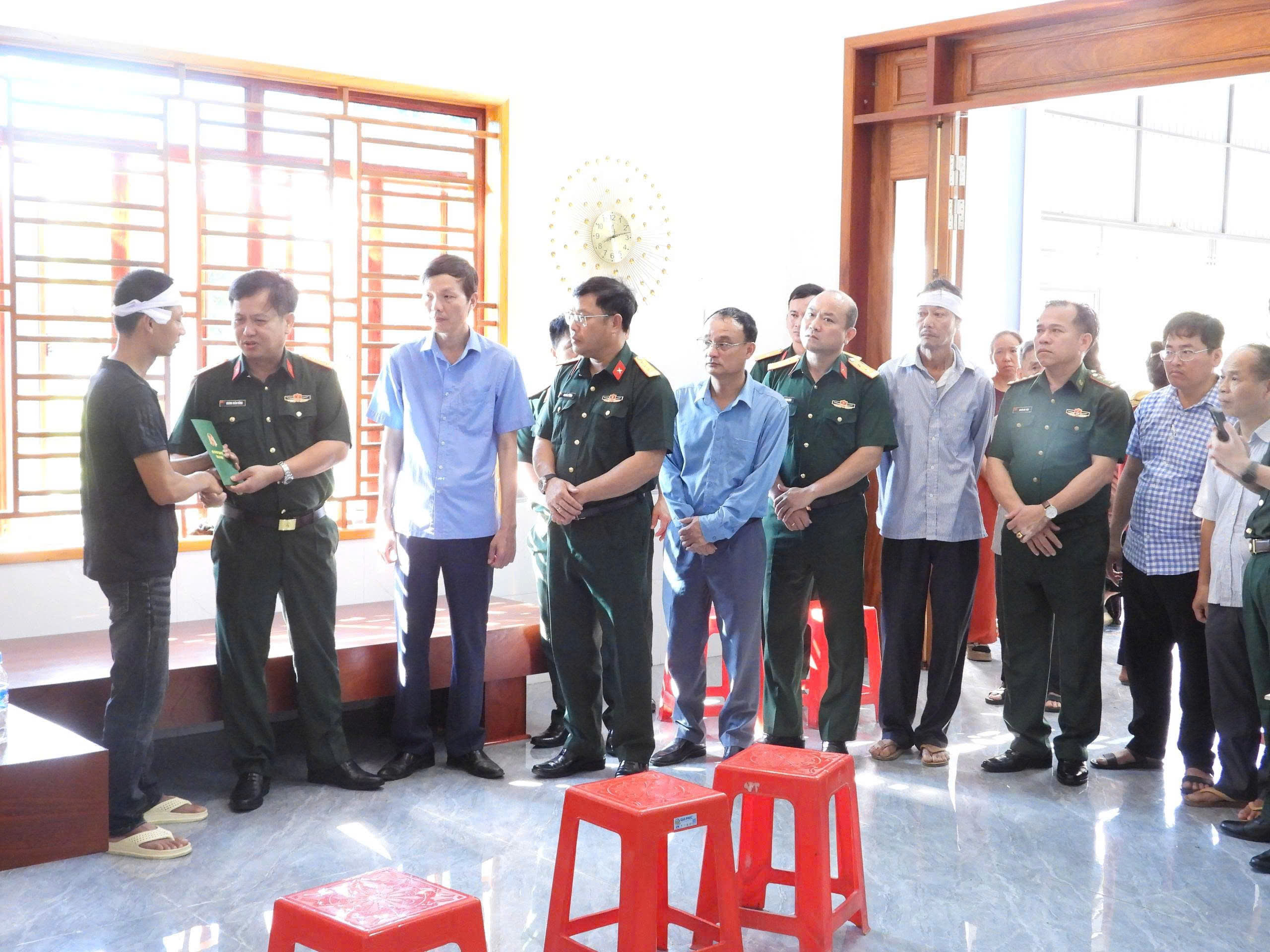 LÃNH ĐẠO XÃ SƠN KIM 2 KỊP THỜI THĂM HỎI, ĐỘNG VIÊN GIA ĐÌNH CÓ 2 CHÁU NHỎ BỊ ĐUỐI NƯỚC