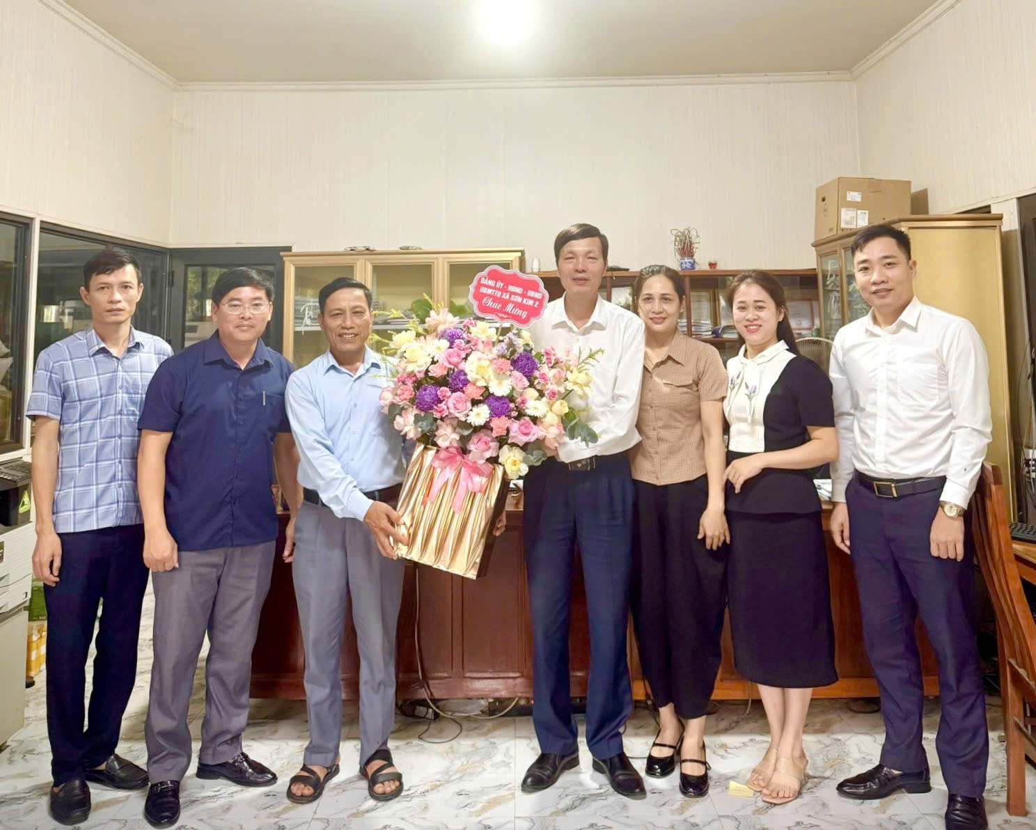 Lãnh đạo xã Sơn Kim 2 thăm, tặng hoa chúc mừng các doanh nghiệp, hợp tác xã nhân ngày doanh nhân việt nam 13/10.