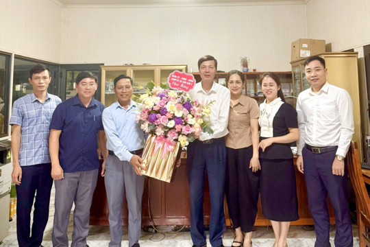 Lãnh đạo xã Sơn Kim 2 thăm, tặng hoa chúc mừng các doanh nghiệp, hợp tác xã nhân ngày doanh nhân việt nam 13/10.