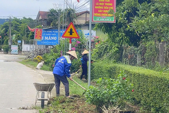 bà con nhân dân xã Sơn Kim 2 đồng lòng, tiếp tục hưởng ứng "ngày chủ nhật xanh" sau sáp nhập thôn.