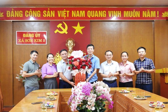 Lãnh đạo xã Sơn Kim 2 chúc mừng Ban Xây dựng Đảng nhân ngày Truyền thống ngành Tuyên giáo