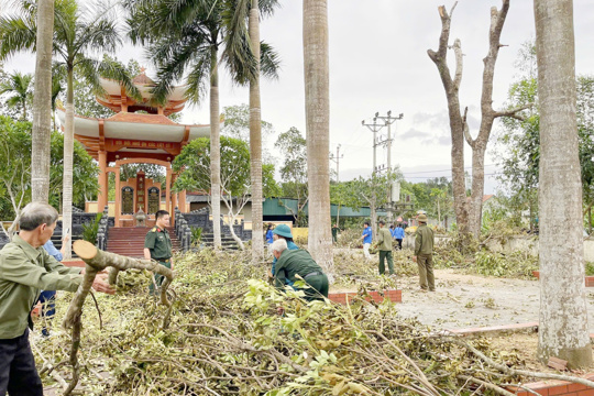 Đoàn xã Sơn Kim 2 phối hợp ra quân chỉnh trang khuôn viên Nhà bia tưởng niệm các Anh hùng liệt sĩ