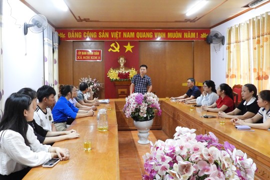 Đảng ủy xã Sơn Kim 2 gặp mặt, tặng quà 8 quần chúng ưu tú tham gia Lớp bồi dưỡng nhận thức về Đảng