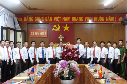 Lãnh đạo huyện Khăm Cợt chúc mừng xã Sơn Kim 2 nhân dịp Quốc khánh 2/9