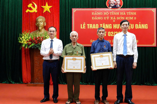 Sáng ngày 28/8/2026, Đảng ủy xã Sơn Kim 2 tổ chức Lễ trao tặng và truy tặng Huy hiệu Đảng đợt 2/9 cho các đảng viên.