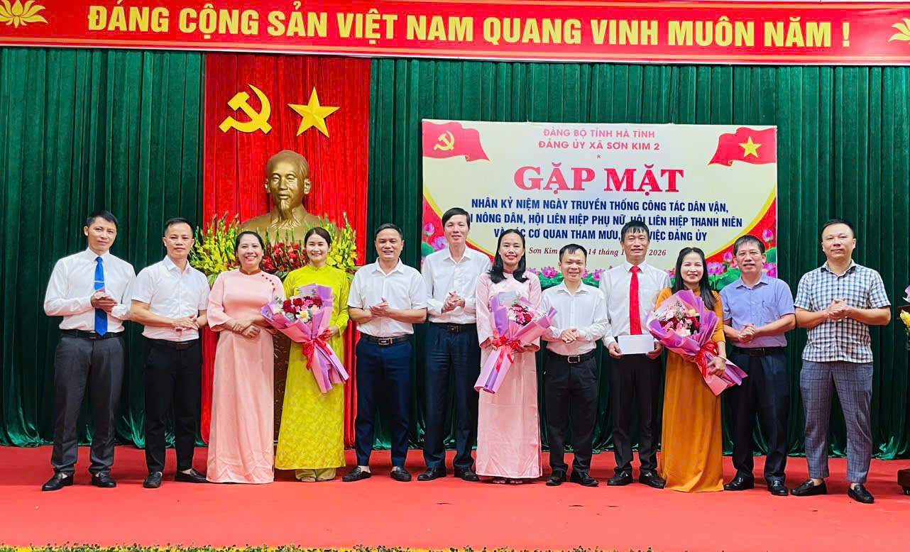 Lãnh đạo xã Sơn Kim 2 gặp mặt, tặng hoa chúc mừng các tổ chức chính trị - xã hội và cơ quan tham mưu của Đảng.