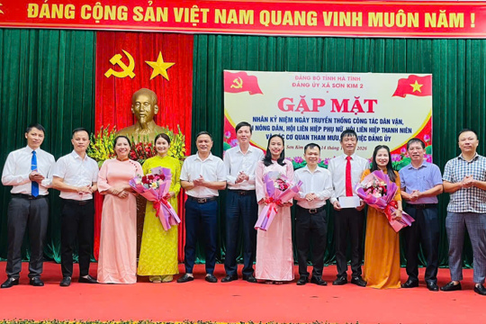 Lãnh đạo xã Sơn Kim 2 gặp mặt, tặng hoa chúc mừng các tổ chức chính trị - xã hội và cơ quan tham mưu của Đảng.