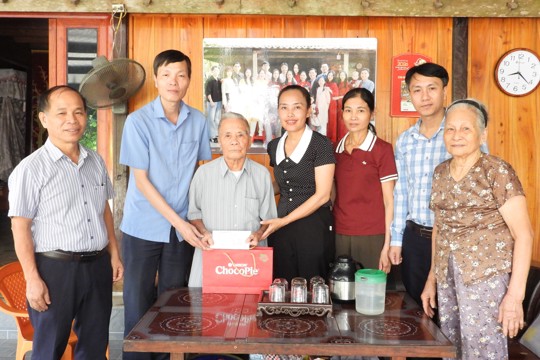 Lãnh đạo xã Sơn Kim 2 thăm, tặng quà các gia đình chính sách nhân kỷ niệm 79 năm Ngày Thương binh - Liệt sĩ