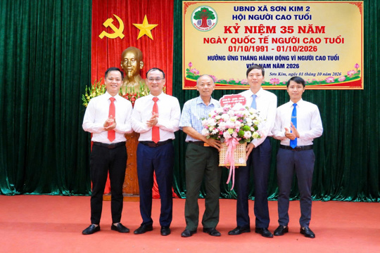 Đảng ủy - HĐND - UBND - UBMTTQ xã Sơn Kim 2 chúc mừng hội người cao tuổi nhân ngày 1/10