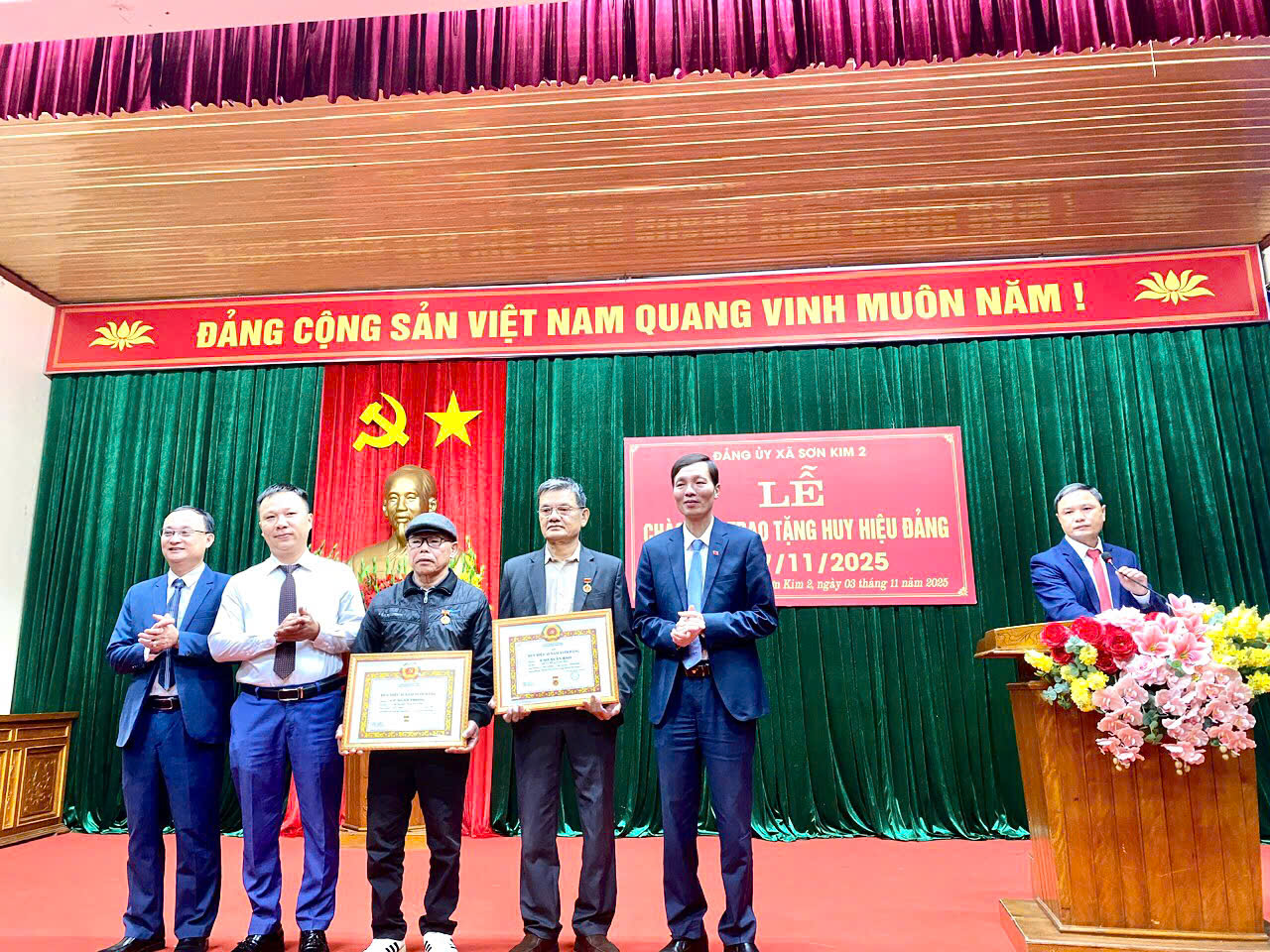 LỄ CHÀO CỜ ĐẦU THÁNG VÀ TRAO TẶNG HUY HIỆU ĐẢNG ĐỢT 7/11/2025